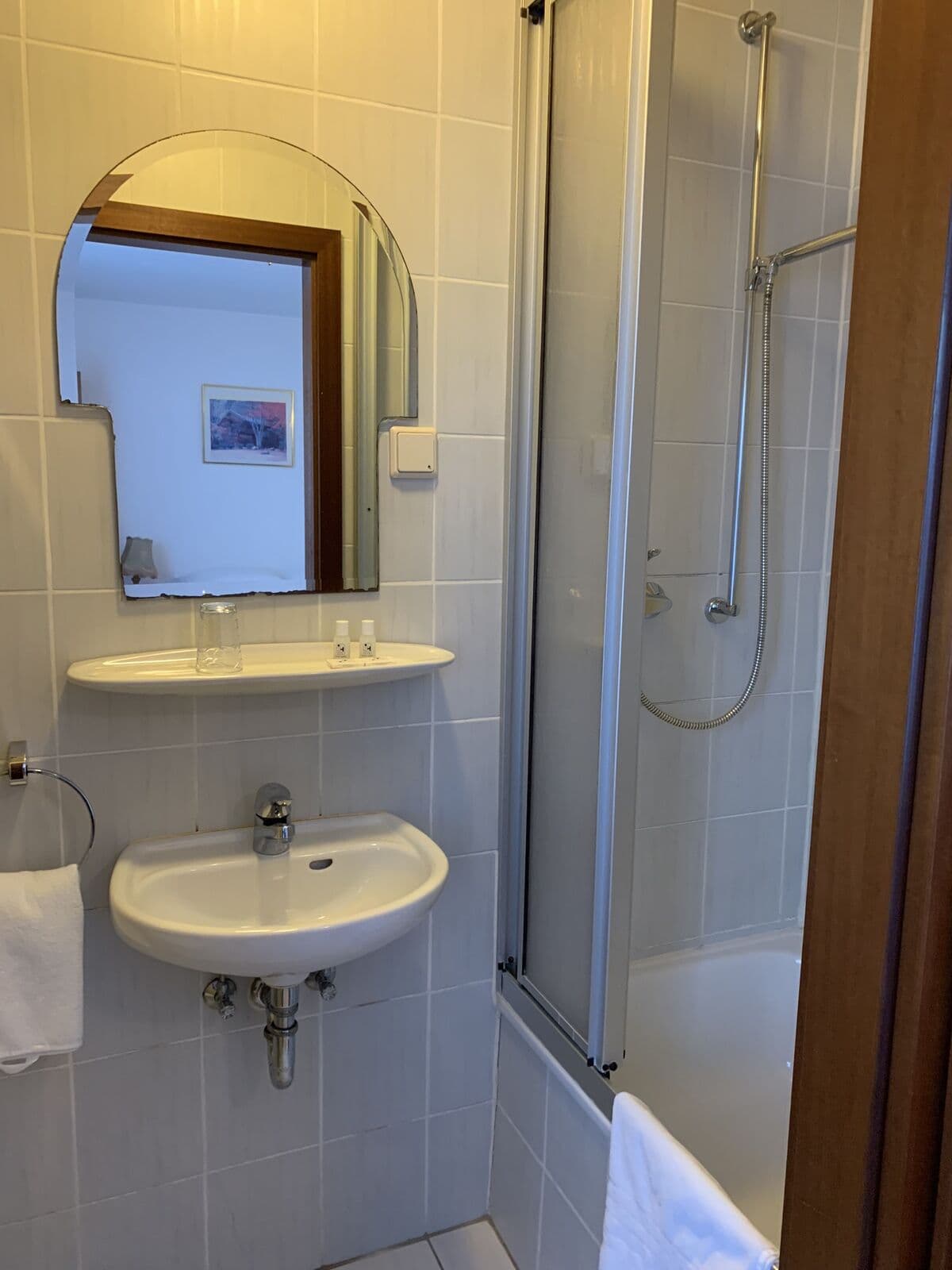 Bad mit Dusche und Waschbecken