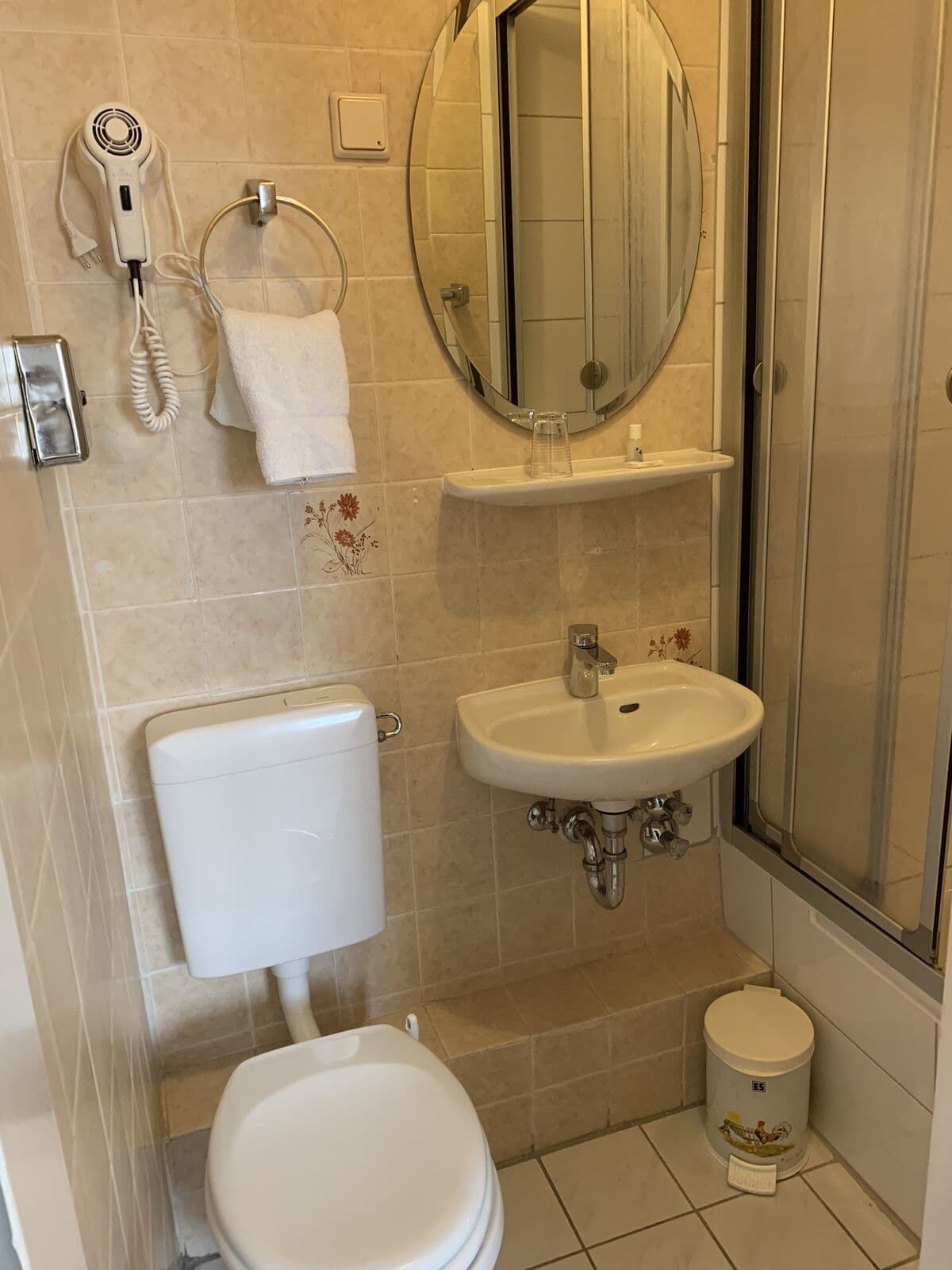 Bad mit Dusche, WC und Föhn