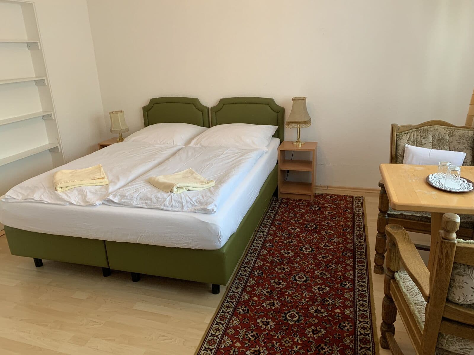 Doppelzimmer mit Sitzecke und Teppich