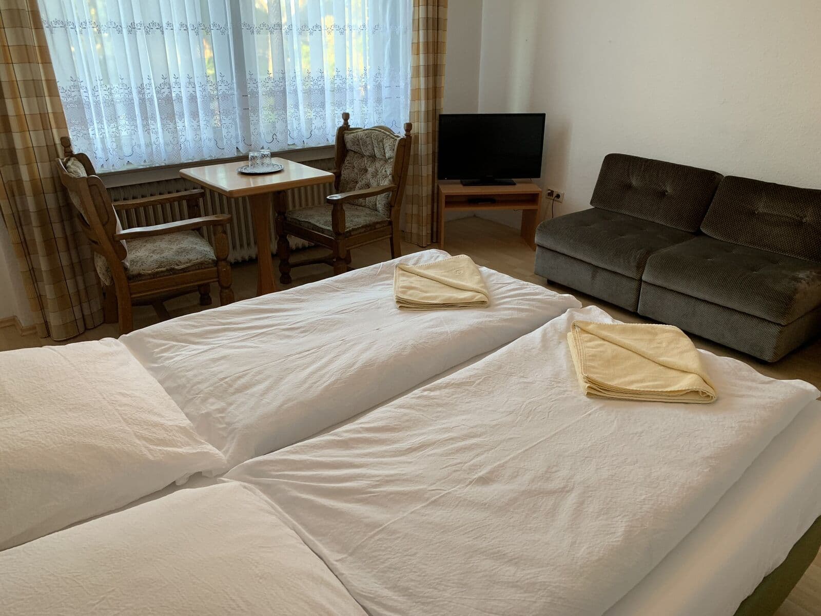 Doppelzimmer mit Sofa und Sitzecke