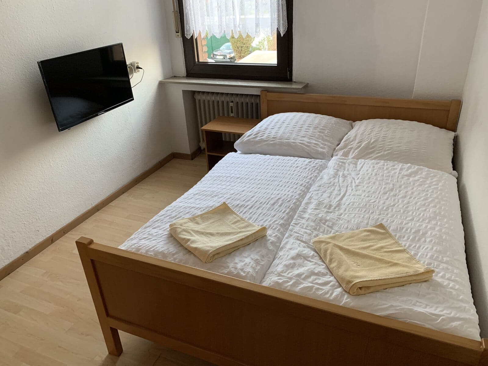 Doppelzimmer mit Wand-Fernseher
