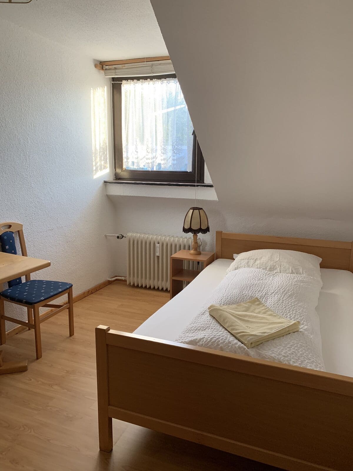 Einzelzimmer mit Fenster unter der Dachschräge