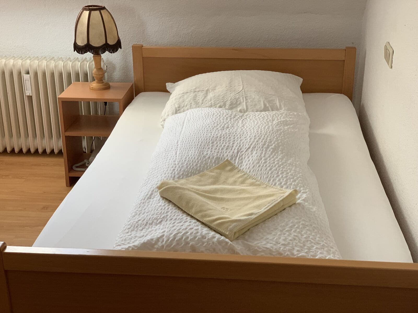 Einzelzimmer im Hotel Jeong in Moers mit Einzelbett und Nachttischlampe