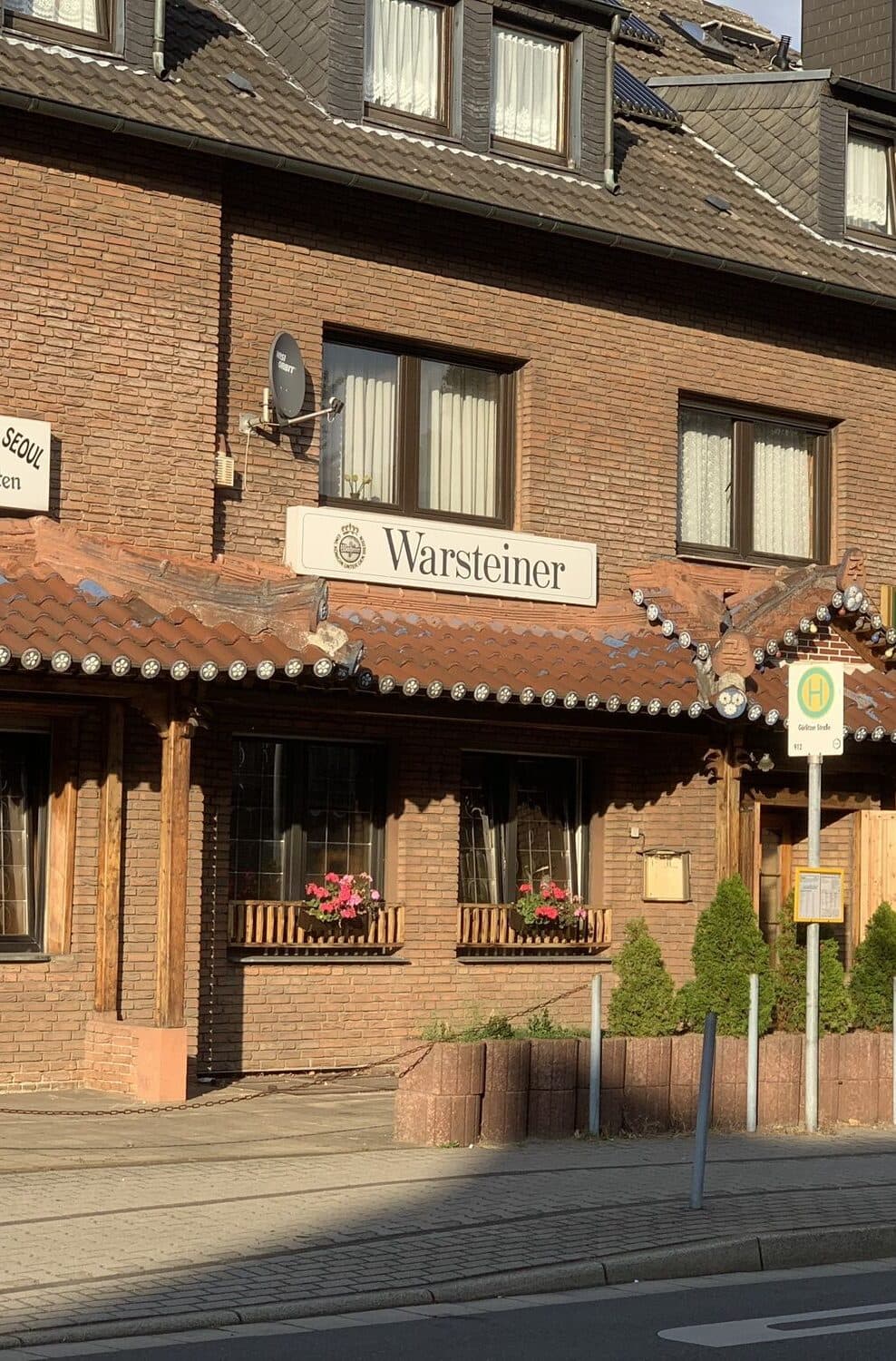Hotel Jeong an der Westerbruchstraße in Moers — Backsteinhaus mit den Schildern Hotel Jeong und Koreanisches Restaurant Seoul