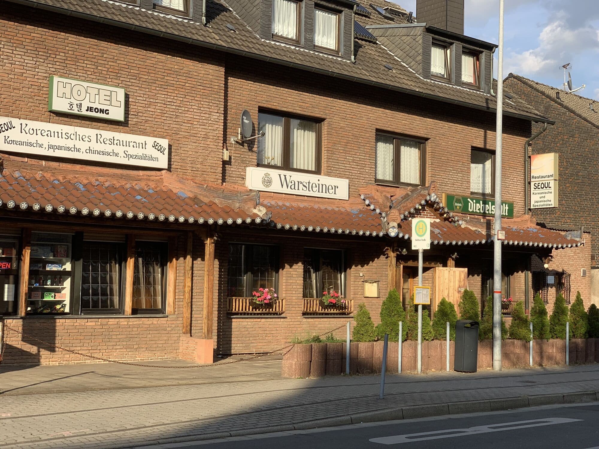 Hotel Jeong an der Westerbruchstraße in Moers — Backsteinhaus mit den Schildern Hotel Jeong und Koreanisches Restaurant Seoul