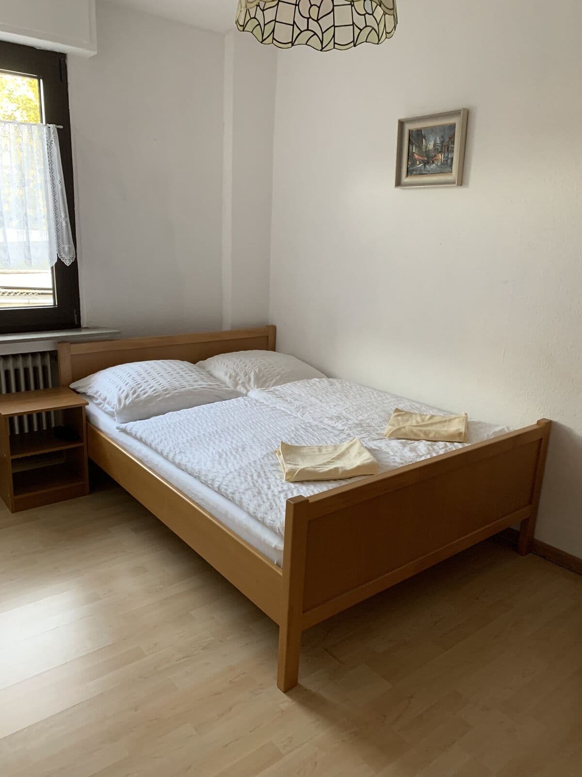 Kleines Zimmer mit Bett am Fenster
