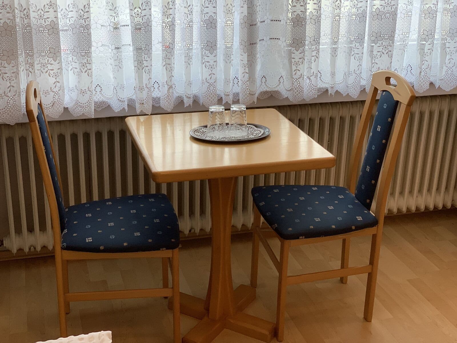 Tisch mit zwei Stühlen am Fenster